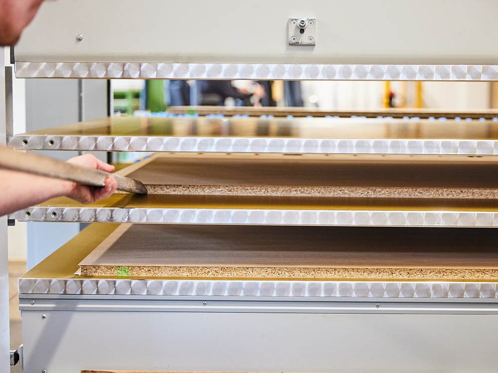 Fertigung von Holzwerkstoffplatten bei Eickhoff Mitarbeiter bei der Bearbeitung von Holzwerkstoffplatten in der Serienfertigung bei Eickhoff Holzbearbeitung