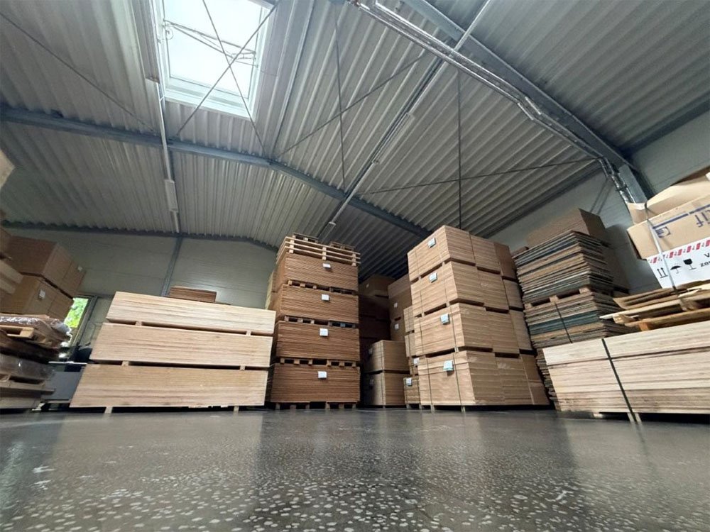 Lagerhaltung von Holzwerkstoffplatten bei Eickhoff Gelagerte Holzwerkstoffplatten und Materialstapel in der Lagerhalle von Eickhoff Holzbearbeitung